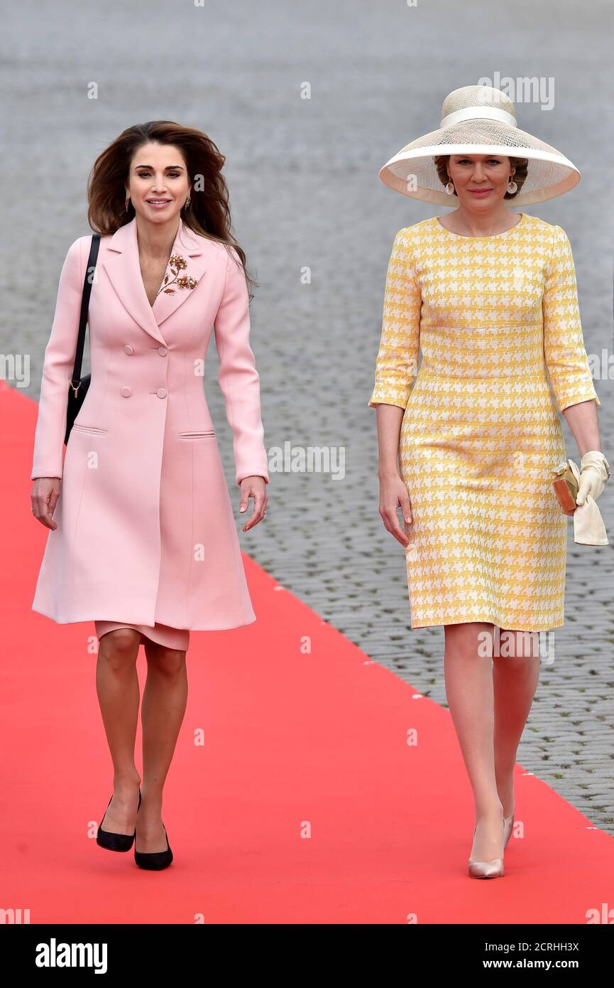 Belgium's Queen Mathilde (R) and Jordan's Queen Rania walk during a welcome  ceremony outside the Royal Palace in Brussels, Belgium, May 18, 2016.  REUTERS/Eric Vidal Stock Photo - Alamy