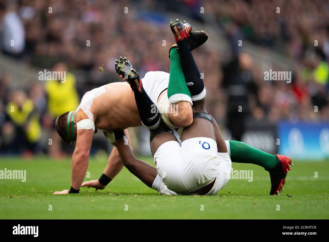 England's Maro Itoje clashes with CJ Stander who losres his shirt   PHOTO CREDIT : © MARK PAIN / ALAMY STOCK PHOTO Stock Photo