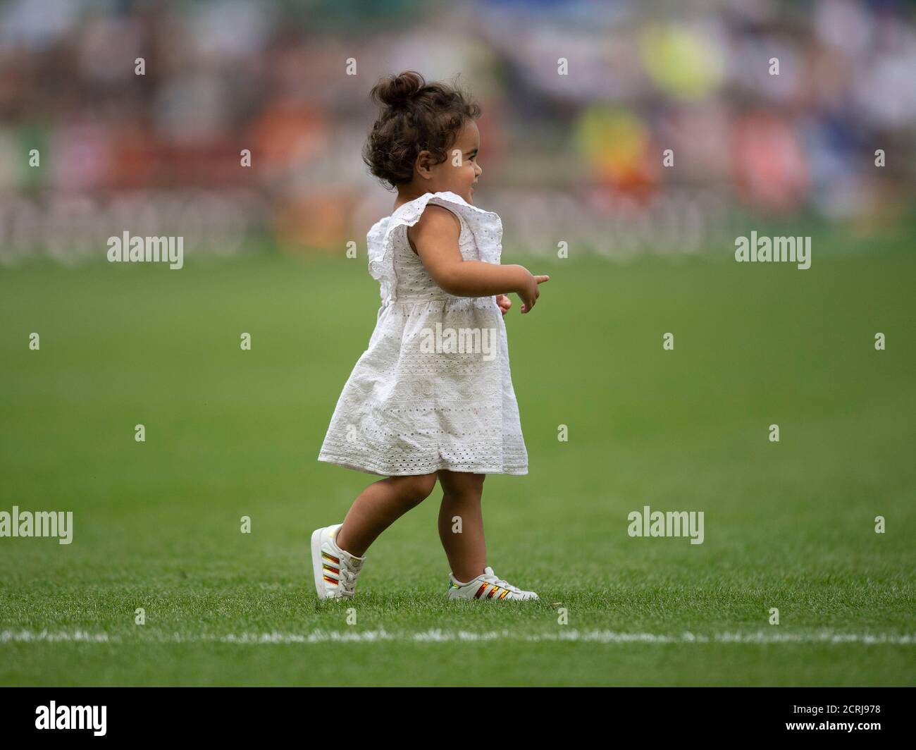 England's Manu Tuilagis daughter then decides that sheÕll catch up with dad again walking around the pitch   PHOTO CREDIT : © MARK PAIN / ALAMY STOCK Stock Photo