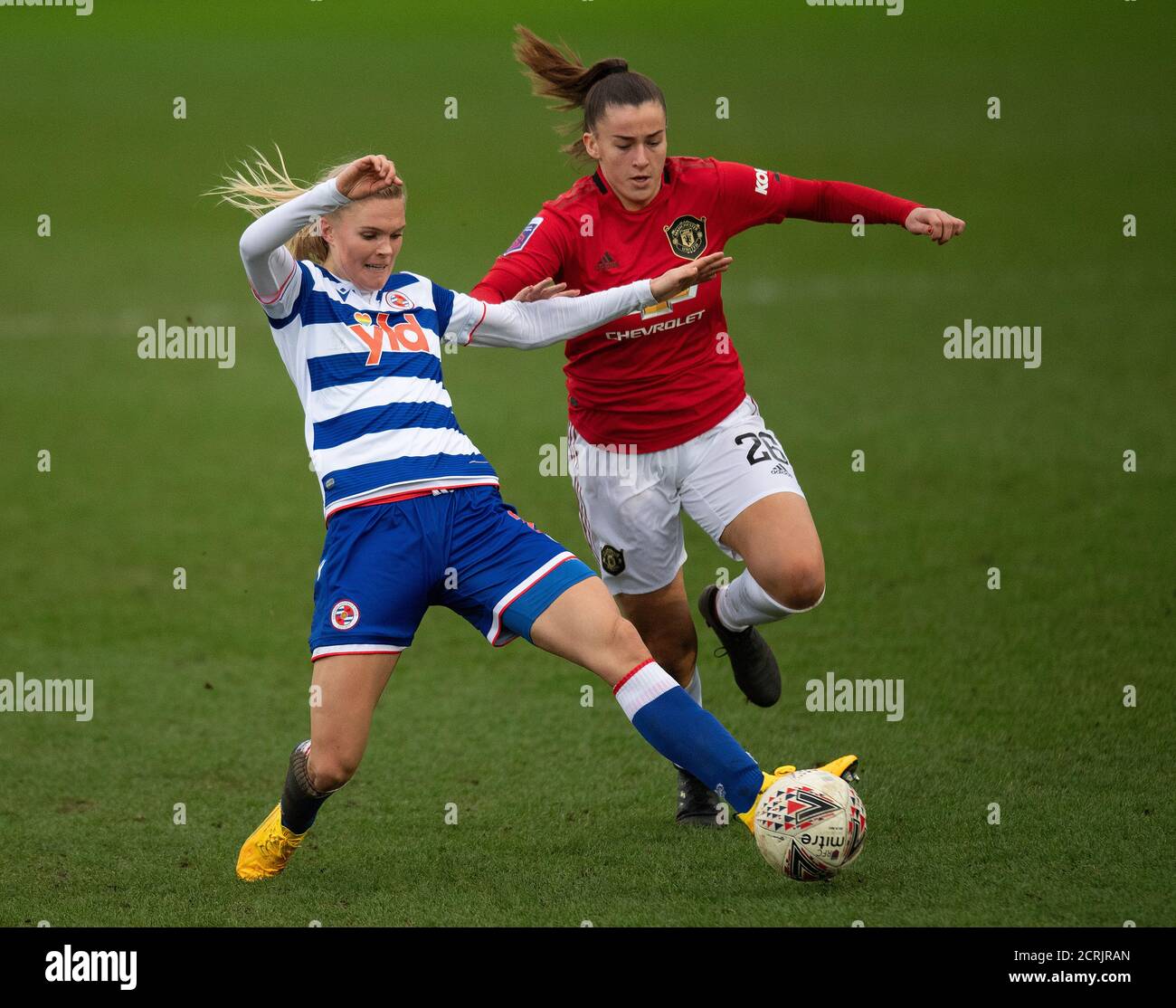 Reading's Kristine Leine and Manchester United's Rebecca May   PHOTO CREDIT : © MARK PAIN / ALAMY STOCK PHOTO Stock Photo