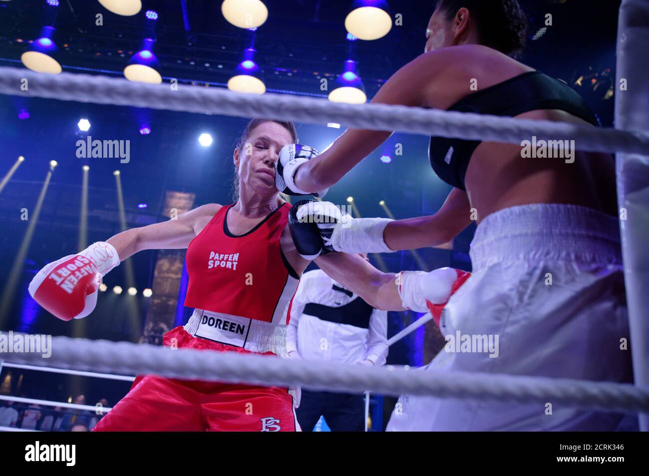 Cologne, Germany. 18th Sep, 2020. Actress Doreen Dietel (l) and model  Gisele Oppermann (r) fight in the boxing ring during the TV show "Das große  Sat.1 Promiboxen". Credit: Henning Kaiser/dpa/Alamy Live News