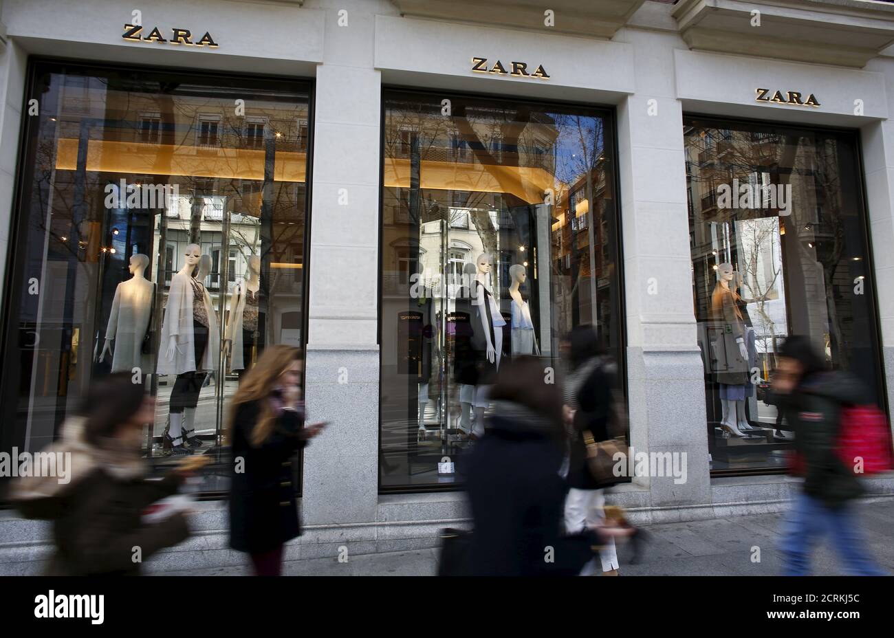 People walk past a Zara store, an Inditex brand, in central Madrid, Spain,  March 8, 2016. REUTERS/Paul Hanna Stock Photo - Alamy