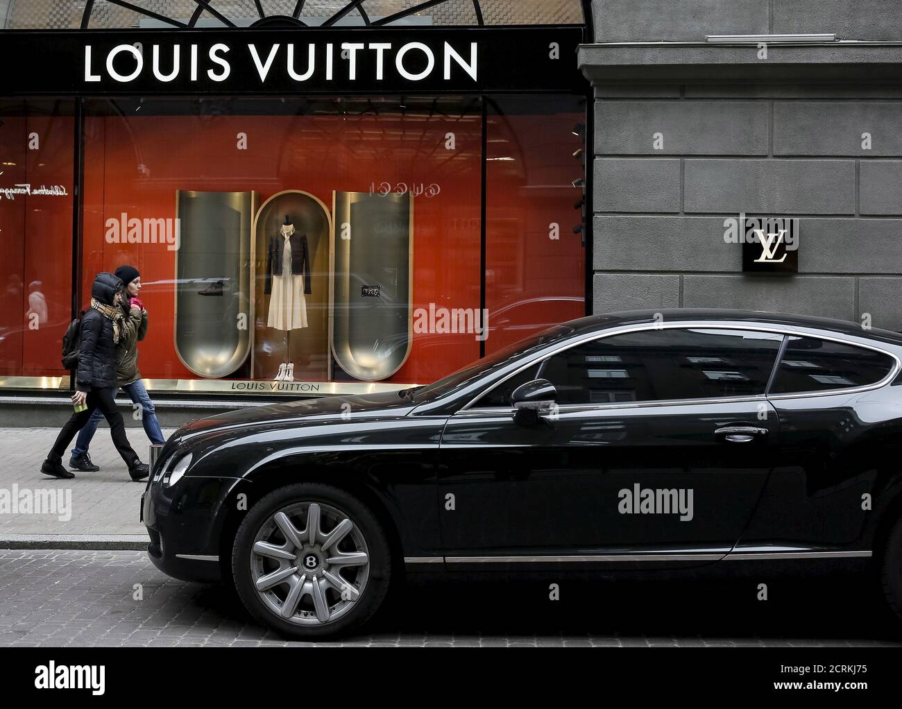 A Bentley car is parked near a Louis Vuitton store in Kiev, Ukraine, 14, 2016. Garanich Stock Photo - Alamy