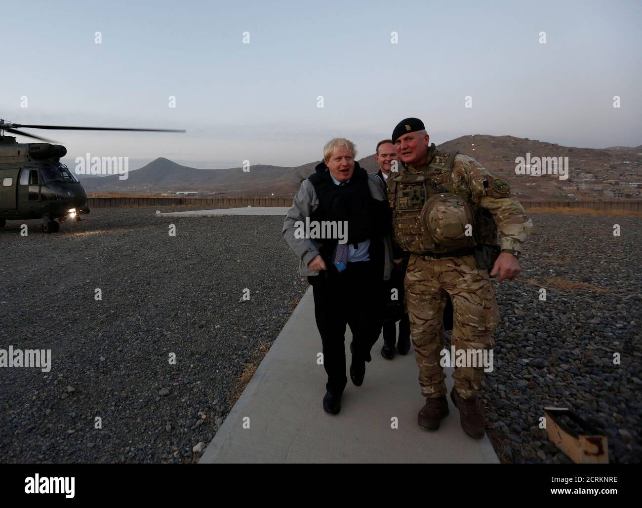 puls Express køkken Britain's Foreign Secretary Boris Johnson (L) and Brigadier Ian Rigden, (R)  Chief mentor At Afghan National Army Officer Academy arrives during his  visits at Camp Qargha in Kabul, Afghanistan November 26, 2016.