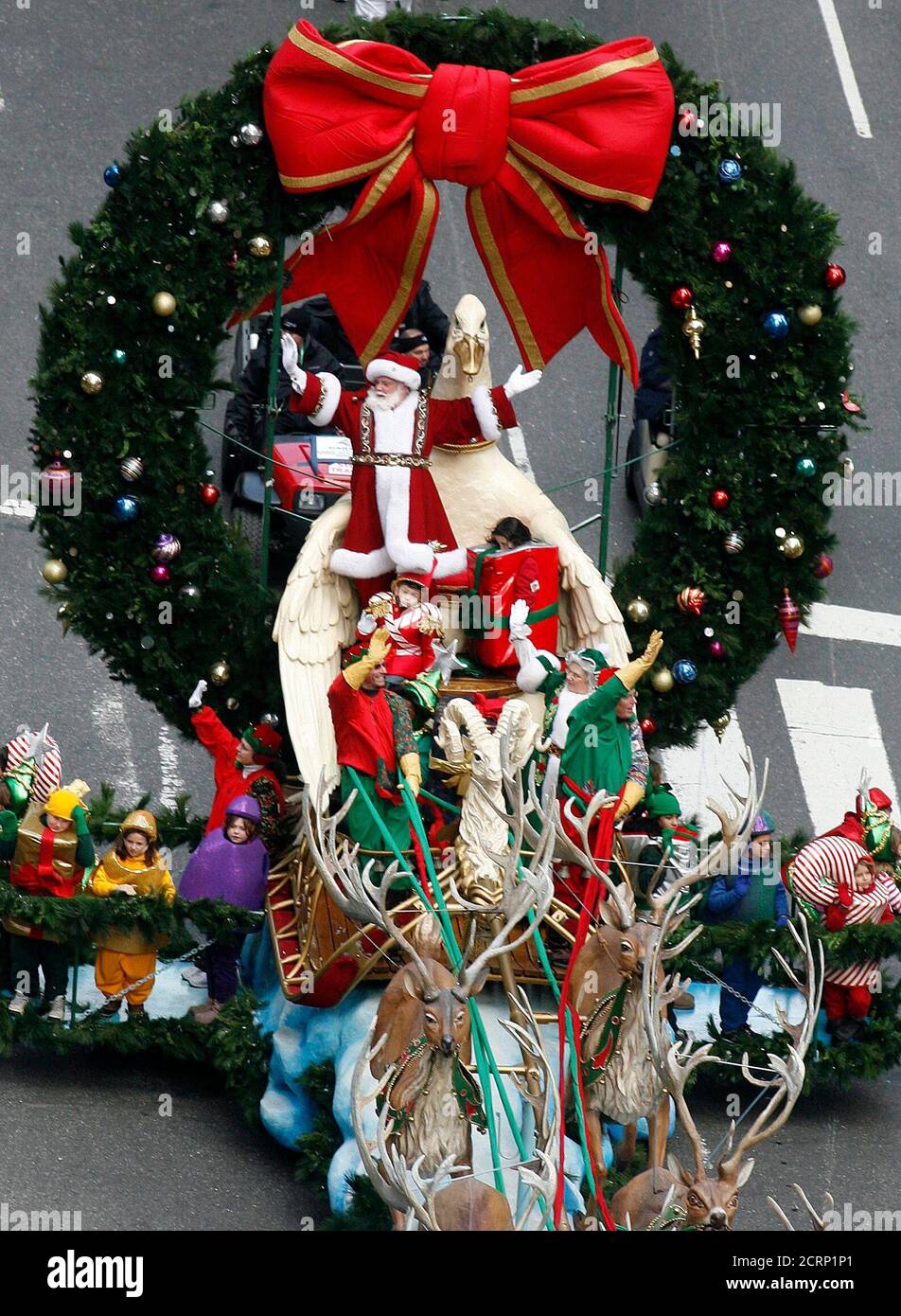 Santa Claus rides on a Christmas float through Times Square during the  Macy's Thanksgiving Day Parade in New York, November 27, 2008.  REUTERS/Shannon Stapleton (UNITED STATES Stock Photo - Alamy