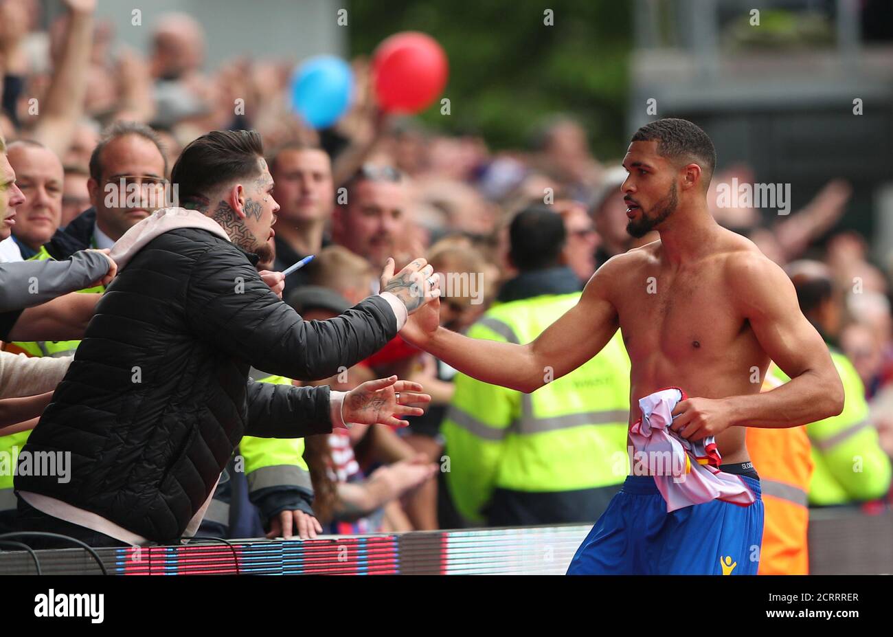 Soccer Football - Premier League - Crystal Palace vs West Bromwich Albion - Selhurst Park, London, Britain - May 13, 2018 Crystal Palace's Ruben Loftus-Cheek with fans after the match REUTERS/Hannah McKay EDITORIAL USE ONLY. No use with unauthorized audio, video, data, fixture lists, club/league logos or "live" services. Online in-match use limited to 75 images, no video emulation. No use in betting, games or single club/league/player publications. Please contact your account representative for further details. Stock Photo