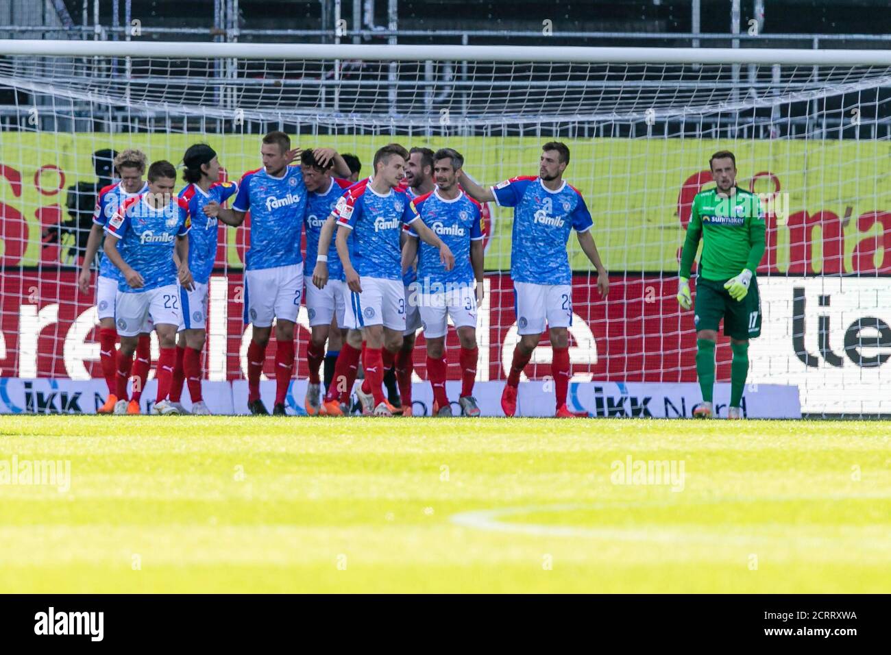 Kiel, Germany. 20th Sep, 2020. Soccer: 2nd Bundesliga, Holstein Kiel - SC Paderborn 07, 1st matchday: The players of Holstein Kiel cheer after the goal for 1-0. Paderborn goalkeeper Leopold Zingerle (r) reacts disappointed. Credit: Frank Molter/dpa - IMPORTANT NOTE: In accordance with the regulations of the DFL Deutsche Fußball Liga and the DFB Deutscher Fußball-Bund, it is prohibited to exploit or have exploited in the stadium and/or from the game taken photographs in the form of sequence images and/or video-like photo series./dpa/Alamy Live News Stock Photo