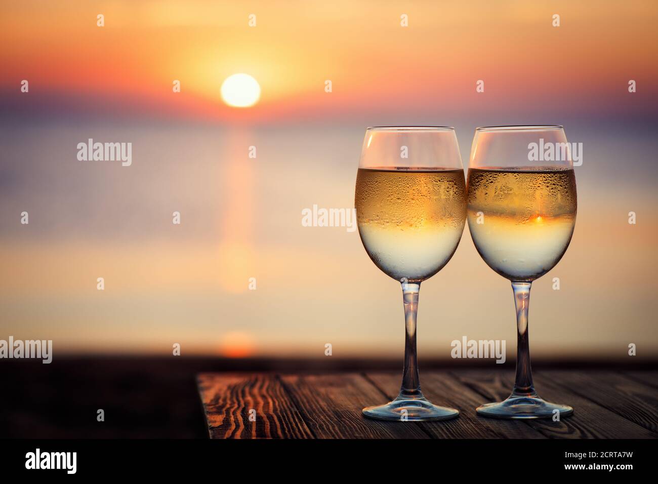 Couple sunset beach glass wine hi-res stock photography and images - Alamy