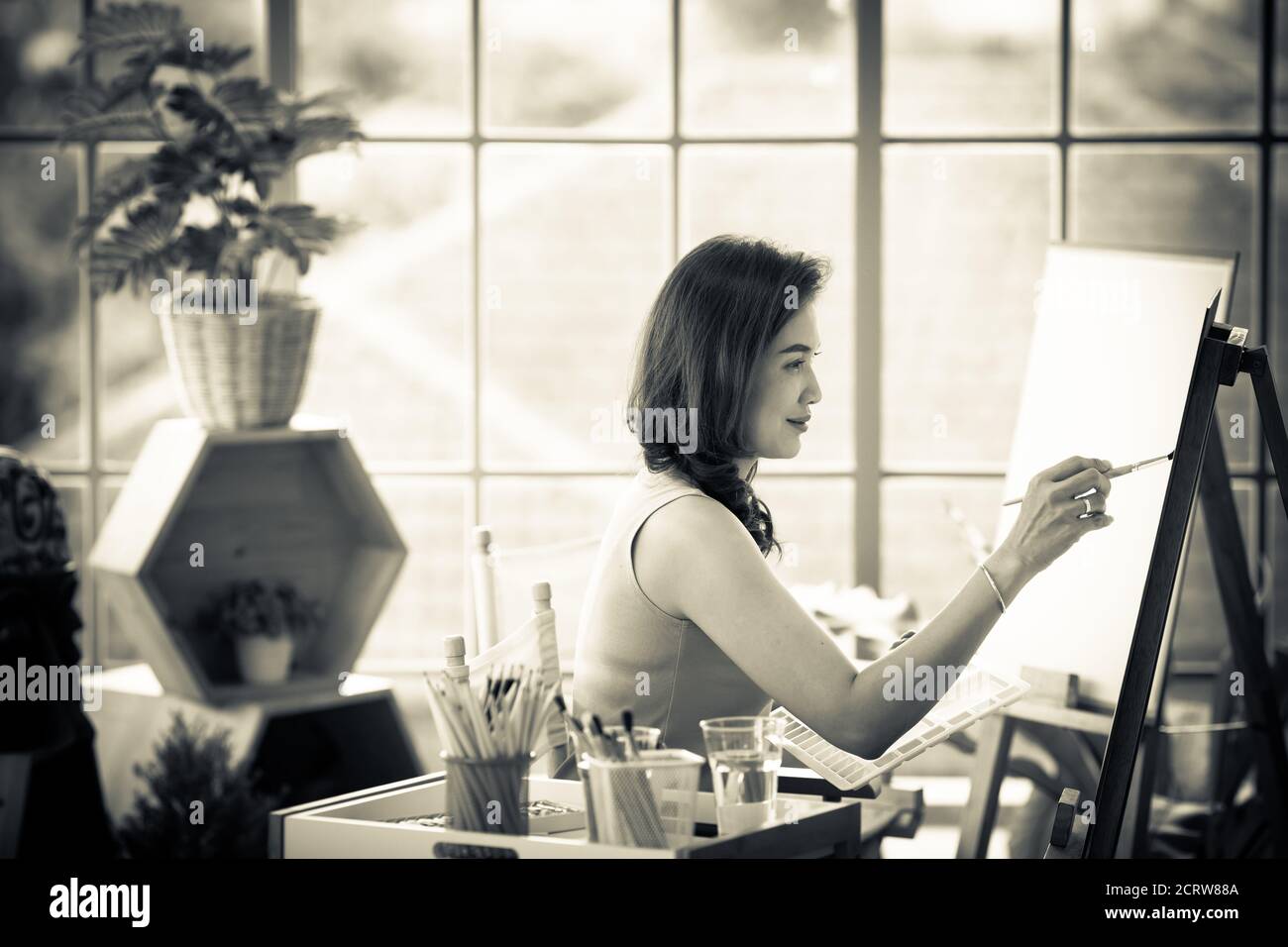 Beautiful asian lady drawing hi-res stock photography and images - Alamy