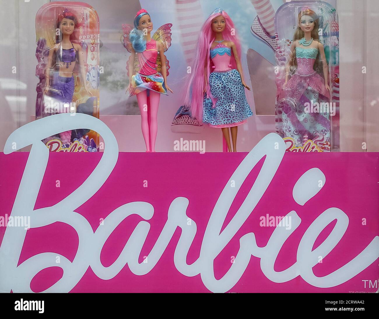 Кукла на витрине песня. Витрина для кукол. Кукла барби на витрине. Кукла барби на ветртне. Витрина для коллекции кукол.