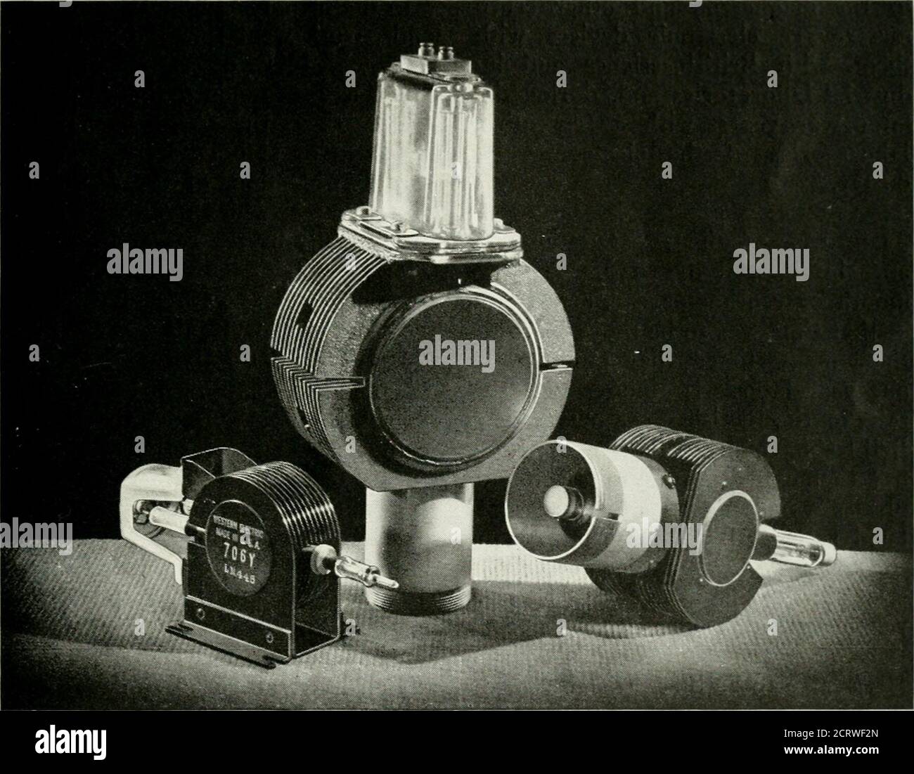 . Bell telephone magazine . successful 40-centimeter model.The availability of peak pulse powerof at least 100 kilowatts was indi-cated by these tests. If the introduction of higher powerinto the Mark 3 and Mark 4 radarswas to be accomplished with minimumdelay, the power had to be limitedto 50 kilowatts—25 times that avail-able from the recently developed vac-uum tube generators. Fifty kilowattswere adequate to insure that theseequipments would have ranges wellin excess of the firing range of the 1945-46 Radar ayid Bell Laboratories ^ZZ guns they were to control. So amagnetron for this power o Stock Photo