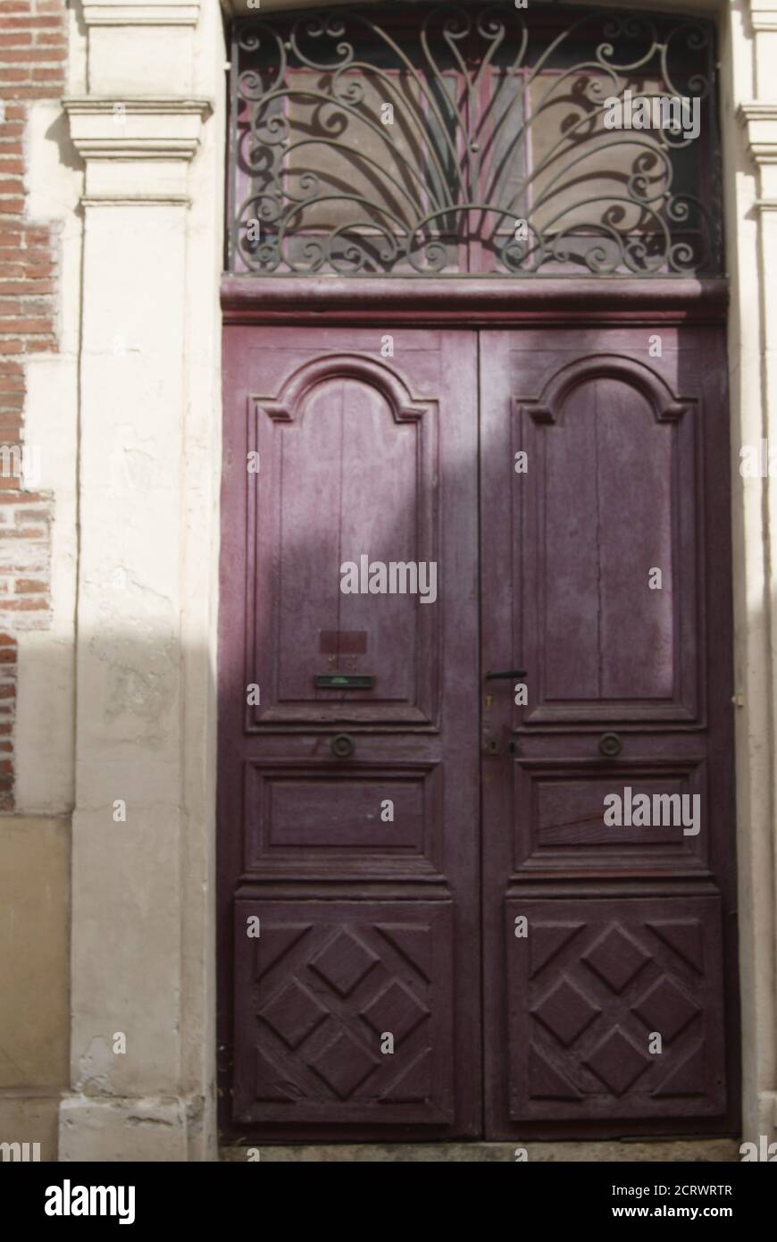 Une porte ancienne violette à Auxerre, l'Yonne, France Stock Photo