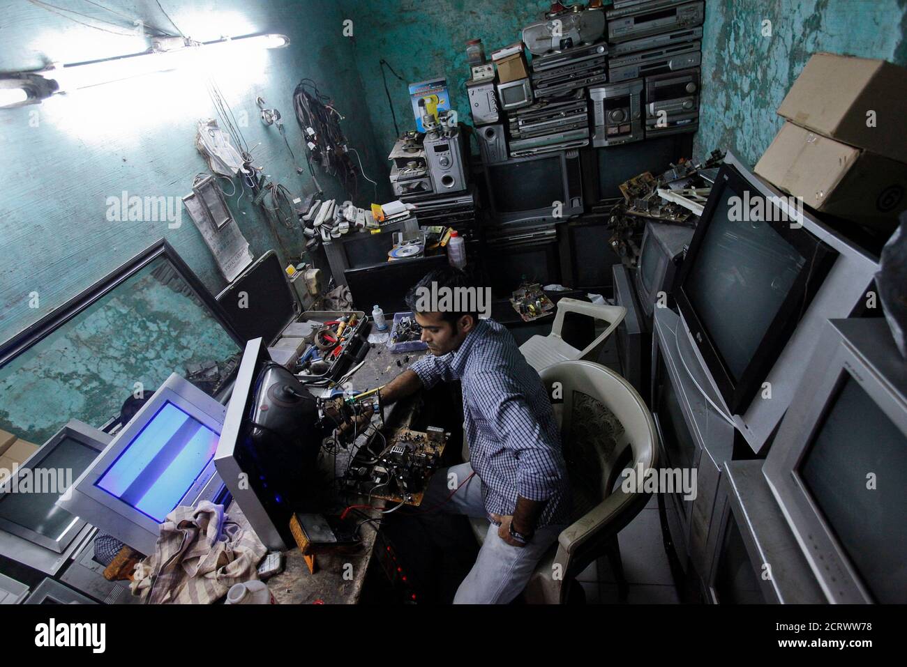 Electronics Repair Shop High Resolution Stock Photography and Images