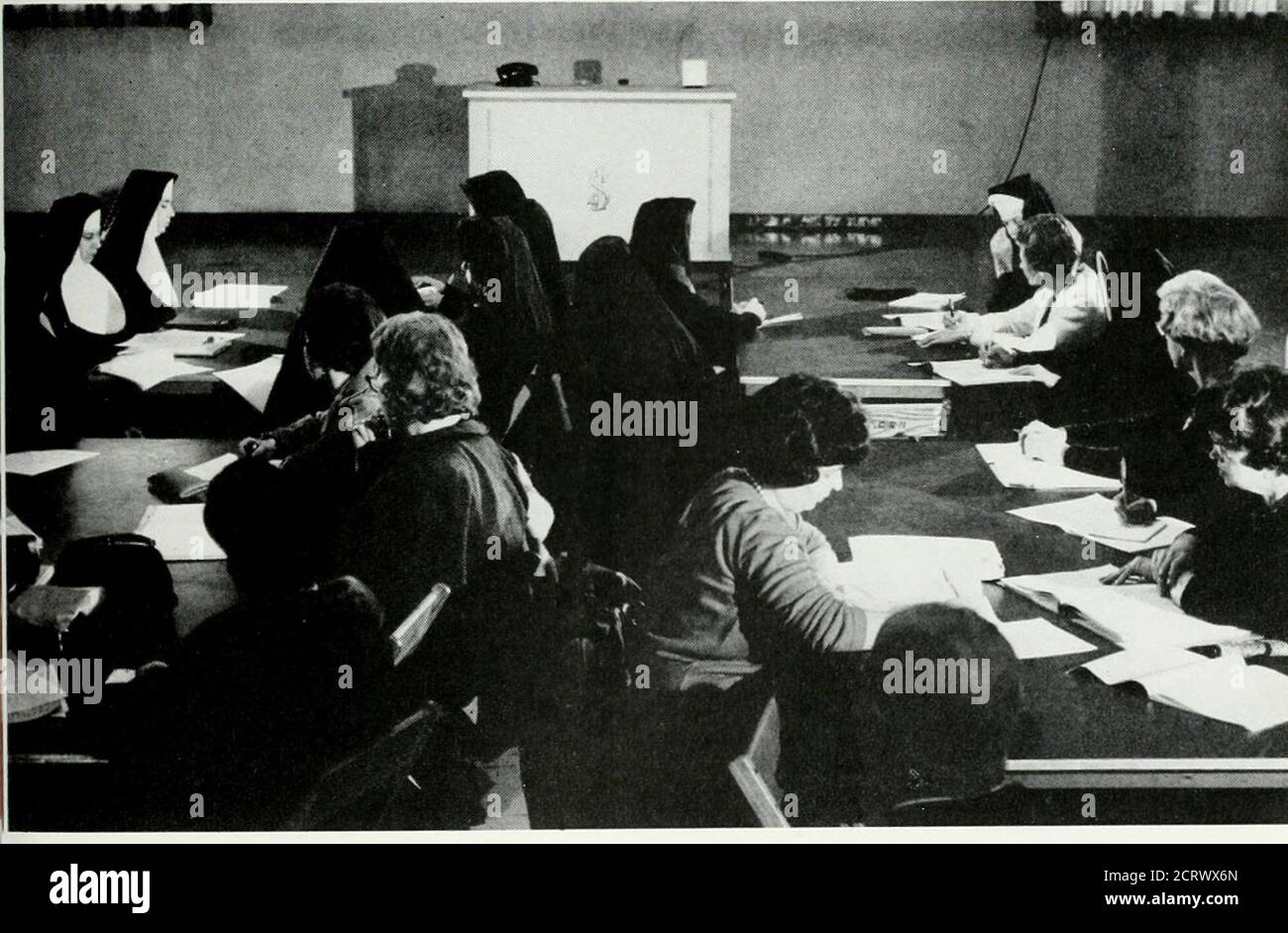 . Bell telephone magazine . Tele-Lecture (9) permits the simultaneoussharing of outstanding resources inthe social science disciplines, underthe Greater Cleveland Social ScienceProgram, with other schools andschool systems, both public andnon-public, as far away as Michiganand Massachusetts. (10) Facilities andservices of the nationwide telephonenetwork enable teachers in primaryand secondary schools to benefit from theProgram and to receive college credJt hours.. 41 CommunicationsFor Education The use of an integrated data-processing system utilizing telephone facilities to link all schocentr Stock Photo