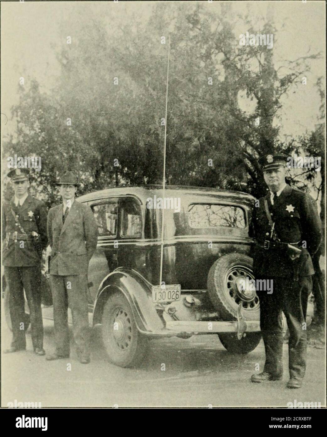 Bapern . Bell telephone magazine . Newark Police Demonstrating Two-way Radio ...