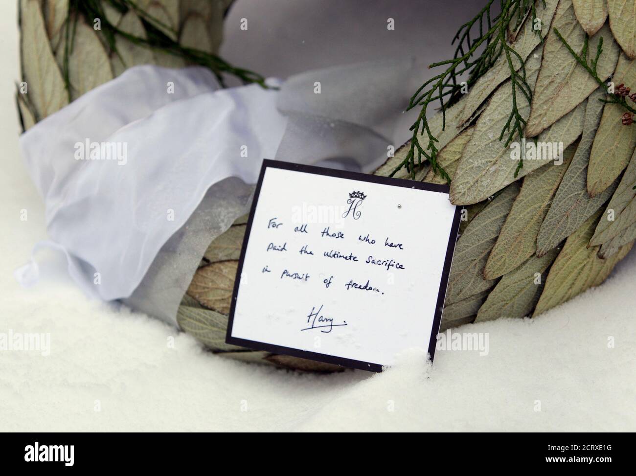 A picture shows the note attached to the wreath Britain's Prince Harry laid at the Berlin Wall memorial at Bernauer Street in Berlin, December 19, 2010. The memorial site remembers people who died at the Berlin wall or as a result of attempting to cross the border between East and West Berlin. The text reads: 'For all those who have paid the ultimate sacrifice in pursuit of freedom. Harry.'    REUTERS/Thomas Peter  (GERMANY - Tags: POLITICS ROYALS) Stock Photo