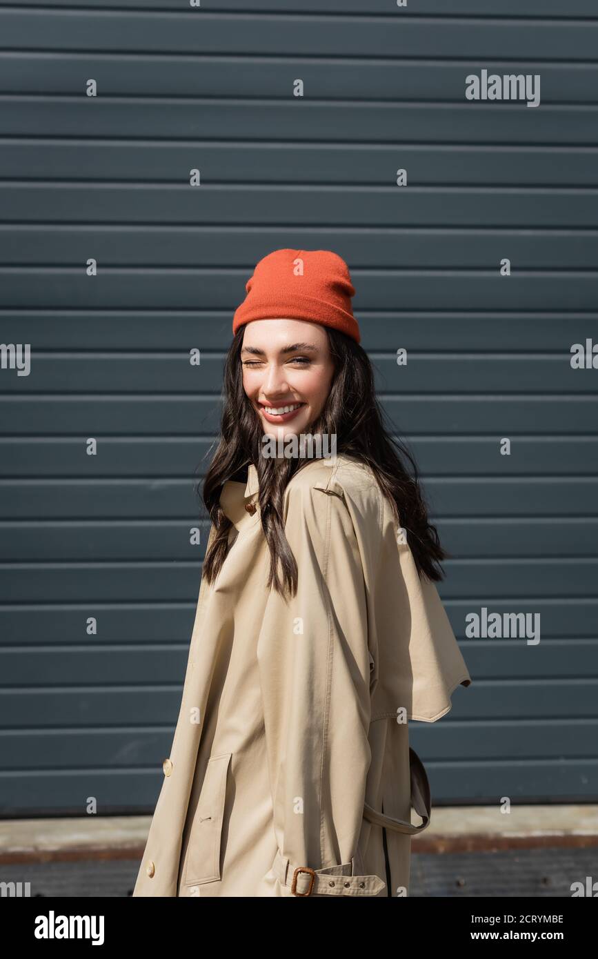 Woman in trench coat and hat hi-res stock photography and images - Alamy
