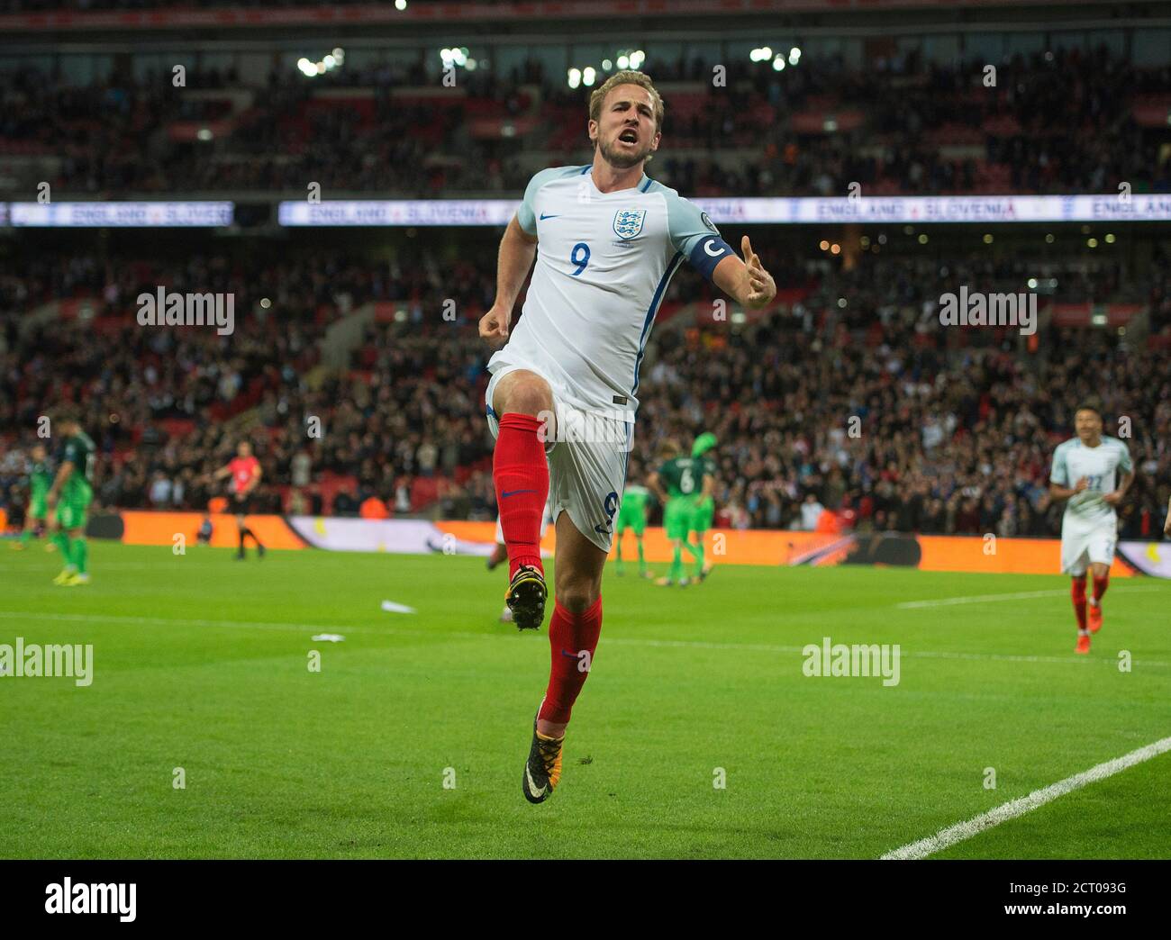 HARRY KANE CELEBRATES SCORING ENGLAND'S WINNING GOAL THAT SEES THEM QUALIFY FOR THE 2018 WORLD CUP. ENGLAND v SLOVENIA. PICTURE : © MARK PAIN / ALAMY Stock Photo