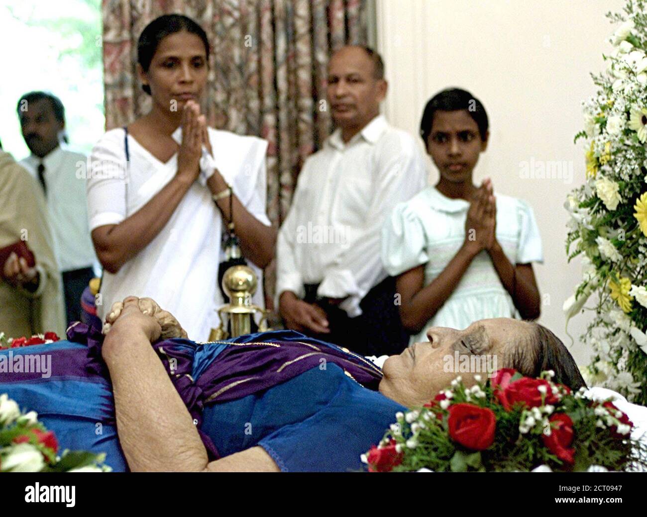 Sri Lankan People Pay Respect To Former Prime Minister Sirimavo Bandaranaike The World S First Woman Prime Minister At Her House In Colombo October 11 2000 84 Year Old Bandaranaike Died While On Her Way