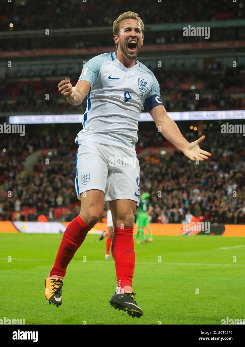 HARRY KANE CELEBRATES SCORING ENGLAND'S WINNING GOAL THAT SEES THEM QUALIFY FOR THE 2018 WORLD CUP. ENGLAND v SLOVENIA. PICTURE : © MARK PAIN / ALAMY Stock Photo