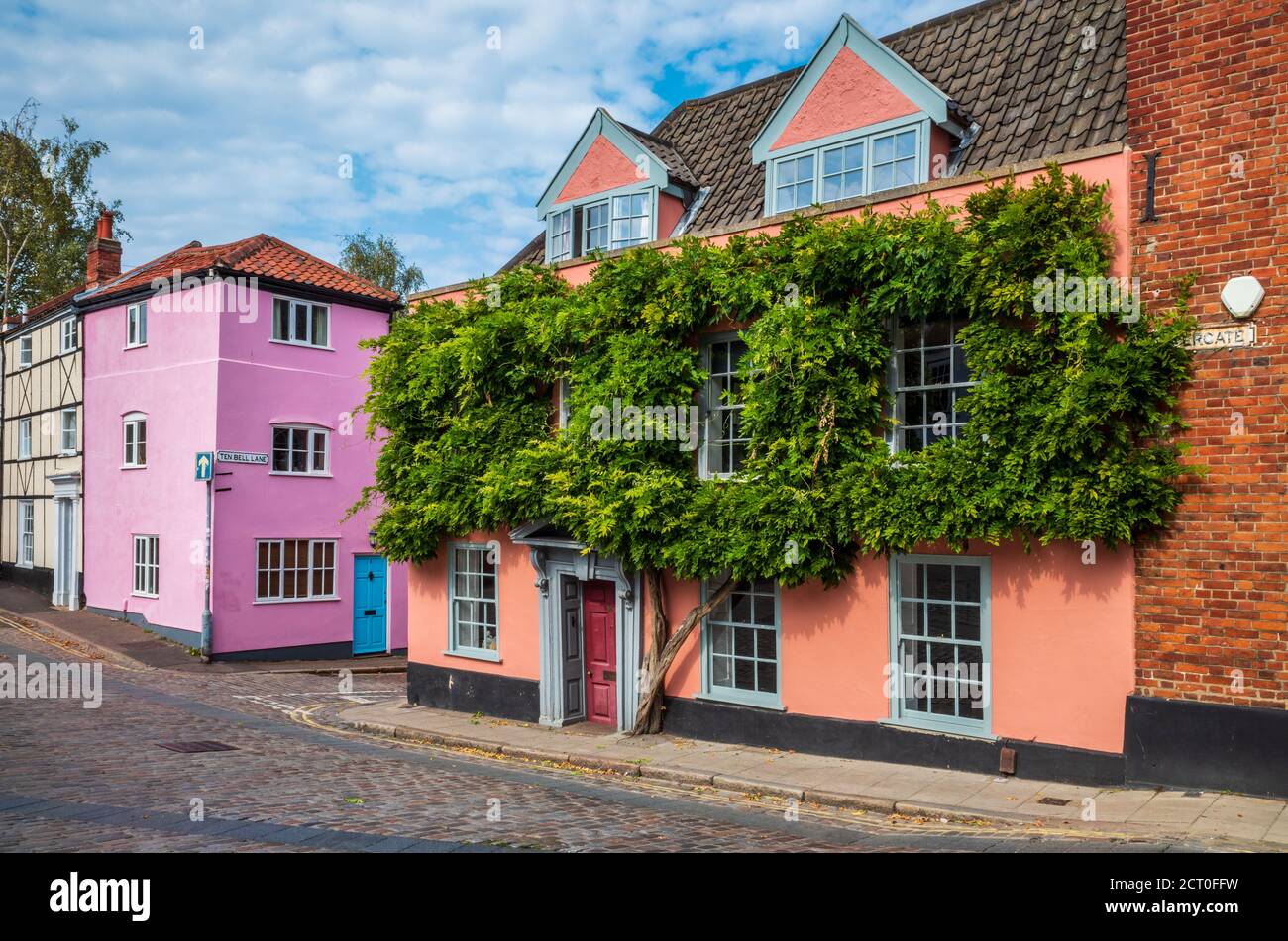 Pottergate Norwich UK - attractive houses in the historic Norwich Lanes area. Pink house is 95 Pottergate.  Norwich Tourism. Historic Norwich Stock Photo