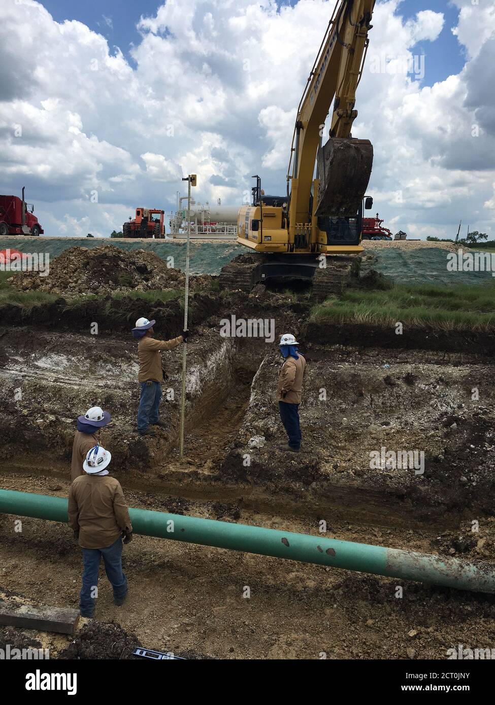 Shale oil worker u s hires stock photography and images Alamy