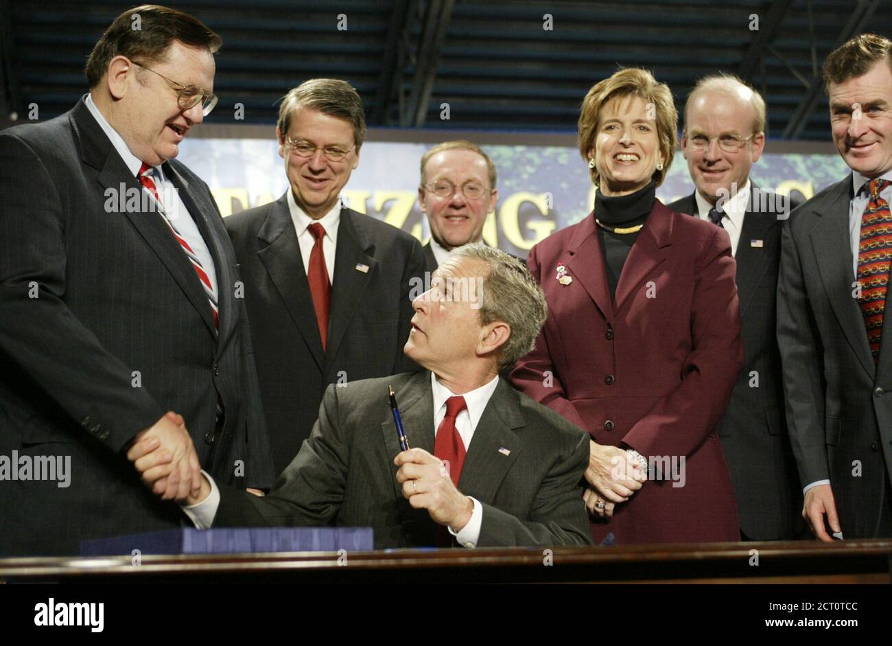 President George W. Bush shakes the hand of Rep. Paul Gillmor (R-Oh) after signing the Small Business Liability Relief and Brownfields Revitalization Act in Conshohocken, Pennsylvania, January 11, 2002. From left is Gillmor, Rep. Robert Borski (D-Pa), Pennsylvania Attorney General Mike Fisher, EPA administrator Christine Whitman, Rep. Joe Hoeffel (D-Pa) and Pennsylvania Governor Mark Schweiker. REUTERS/Kevin Lamarque  KL/HB Stock Photo
