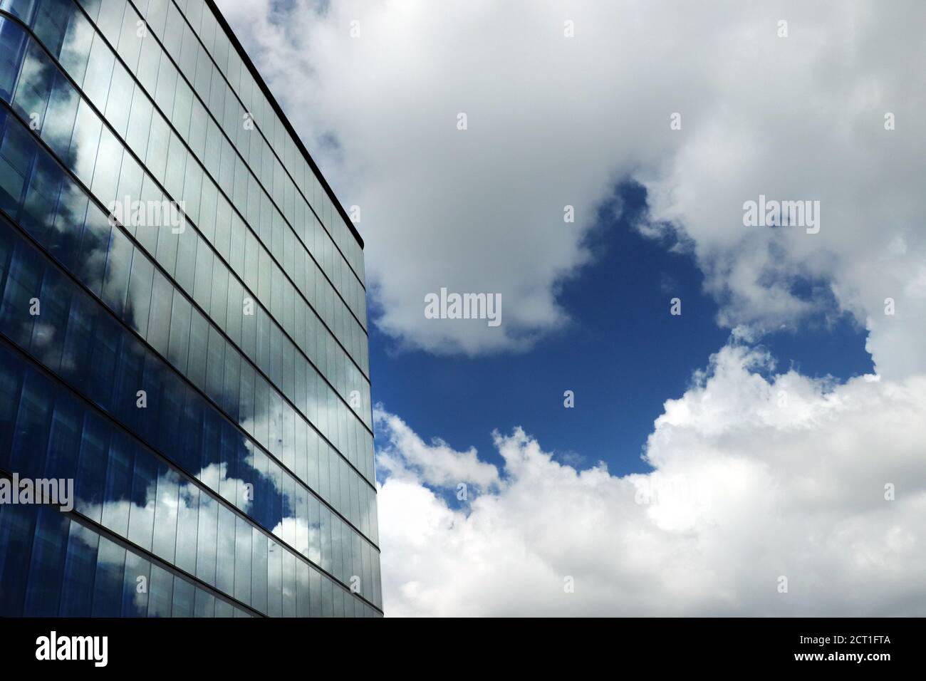 Building reflection on skyscraper hi-res stock photography and images ...