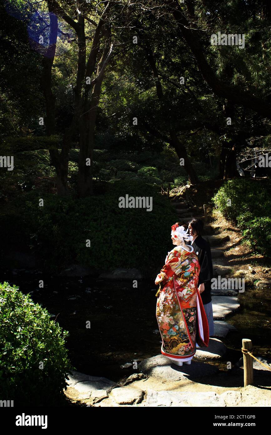 Japanese couple in kimono doing wedding picture  in Ritsurin koen garden, Takamatsu city, Shikoku, Japan 2012 Stock Photo