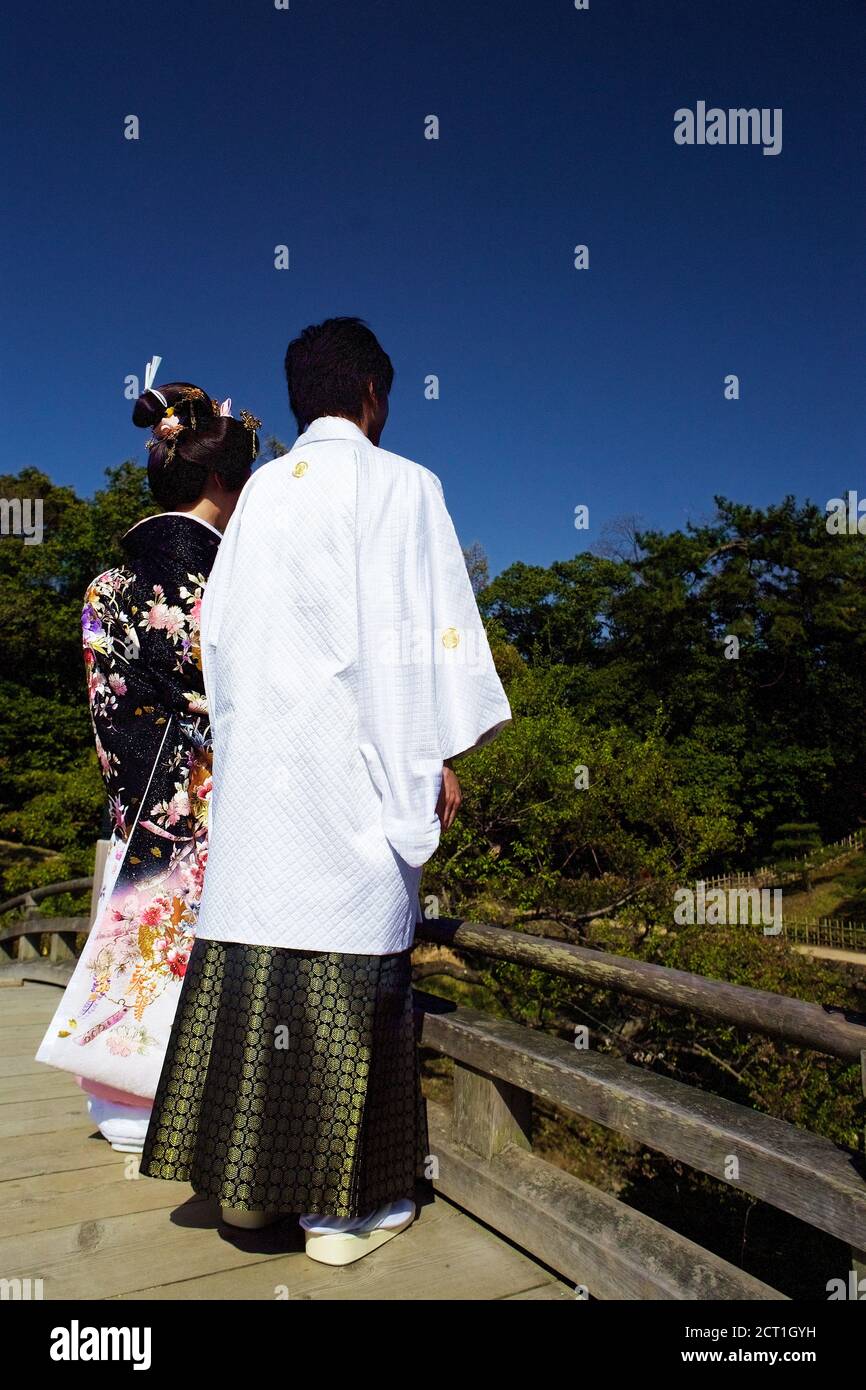 Japanese couple in kimono doing wedding picture on Engetsu-kyo Bridge in Ritsurin koen garden, Takamatsu city, Shikoku, Japan 2012 Stock Photo