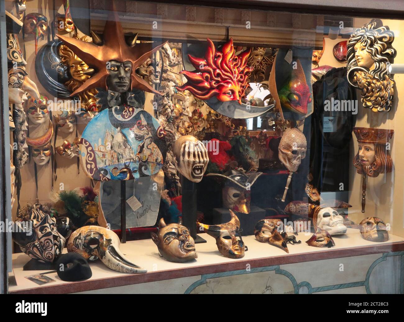 Venetian mask makers hi-res stock photography and images - Alamy