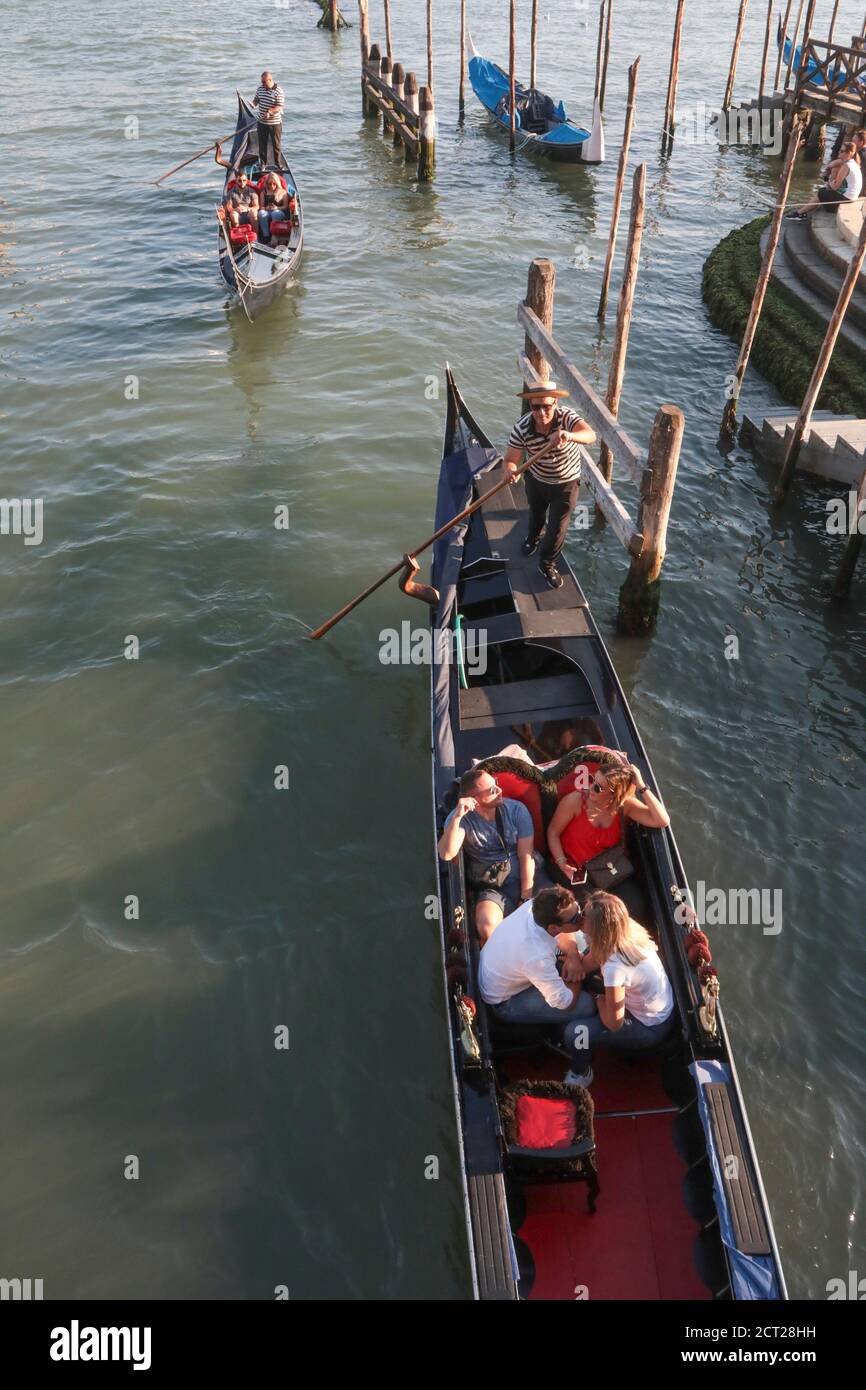 Gondola venice couple hi-res stock photography and images - Alamy