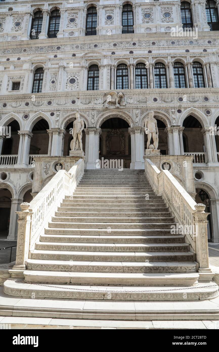 Statues doges palace venice italy hi-res stock photography and images ...