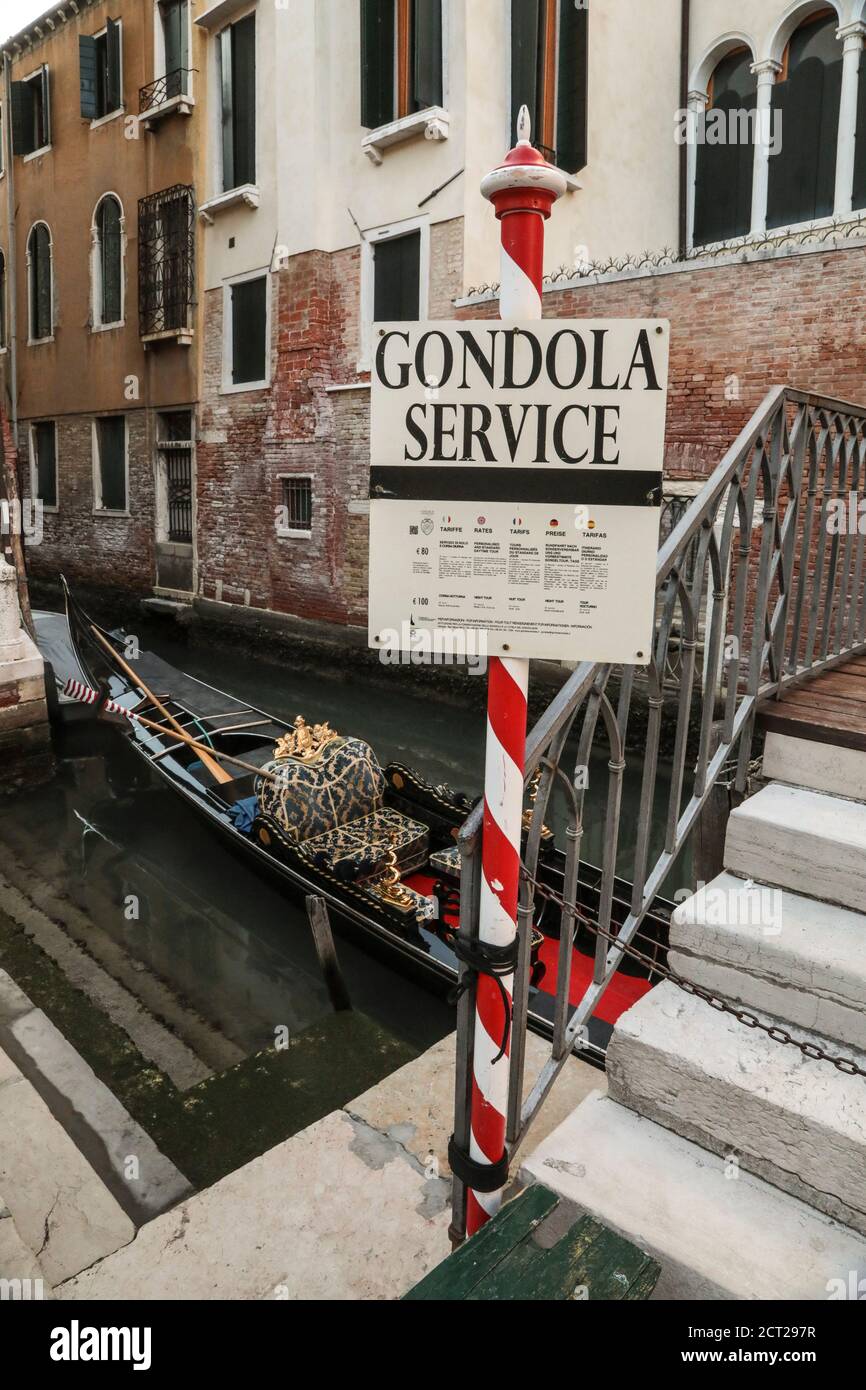 Venice gondola station hi-res stock photography and images - Alamy