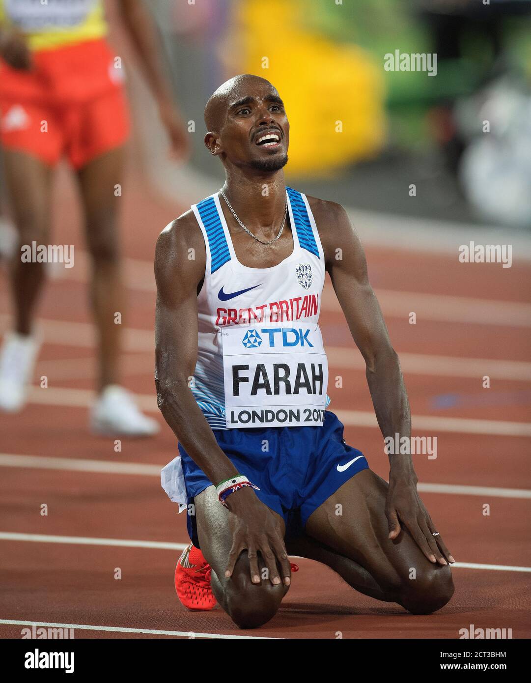 Mo Farah celebrates winning the 10,000m. World Athletics Championships ...