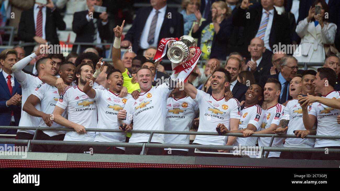 WAYNE ROONEY LIFTS THE FA CUP FOR MANCHESTER UNITED Crystal Palace v Manchester  United FA Cup Final Wembley Stadium Copyright Picture : Mark Pain Stock  Photo - Alamy