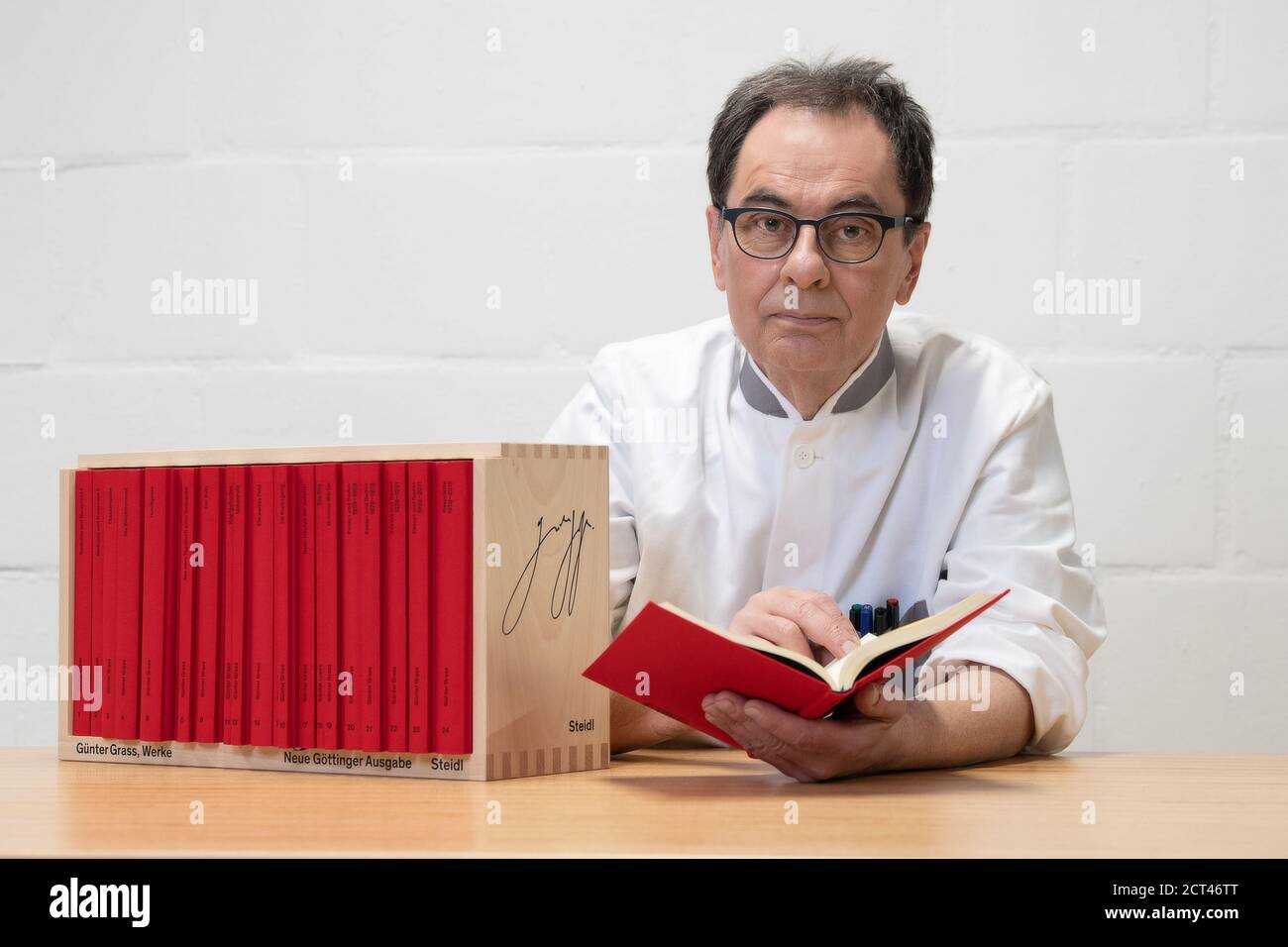 07 September 2020, Lower Saxony, Göttingen: Gerhard Steidl, publisher, is sitting behind volumes of the complete edition 'Günter Grass - Neue Göttinger Werke'. (to dpa 'Complete edition of Günter Grass's works appears - 24 volumes' from 21.09.2020) Photo: Swen Pförtner/dpa Stock Photo