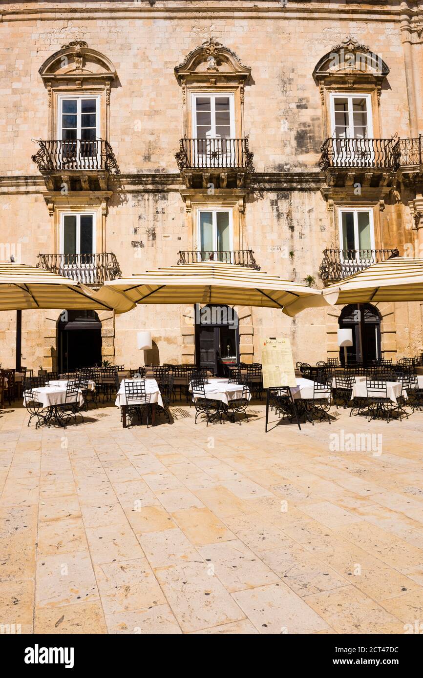 cafes-in-piazza-duomo-ortigia-syracuse-siracusa-unesco-world