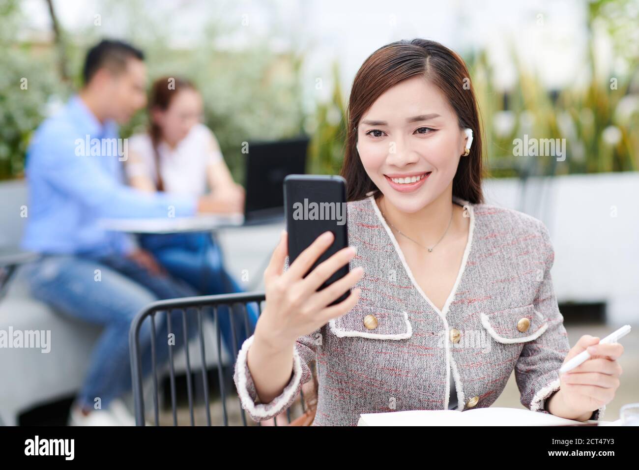 Messaging people hi-res stock photography and images - Alamy
