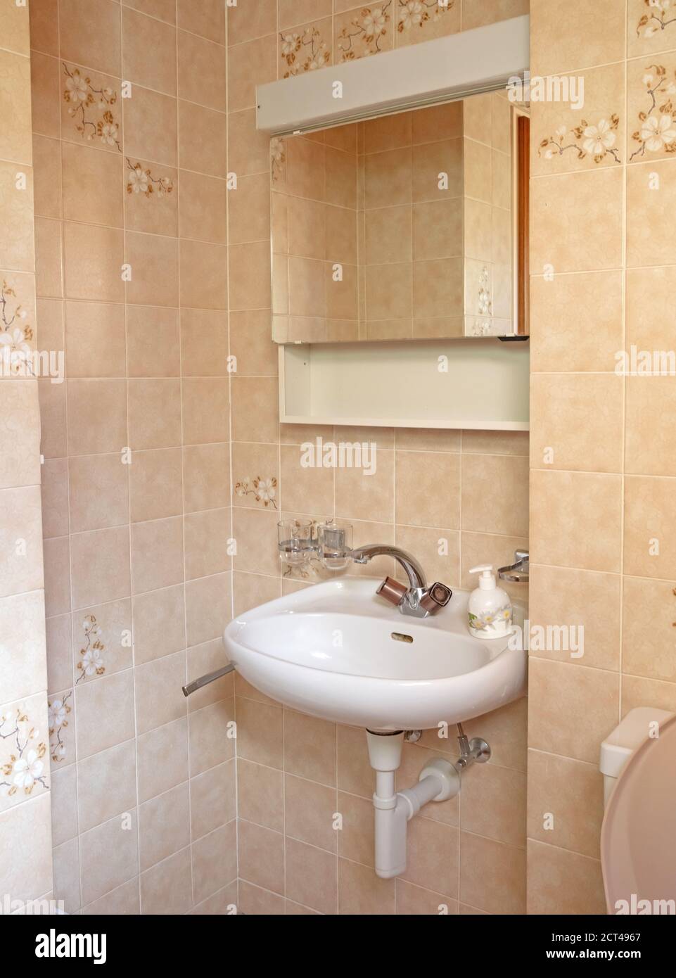 Old empty bathroom with brown tiles, 80s Stock Photo - Alamy