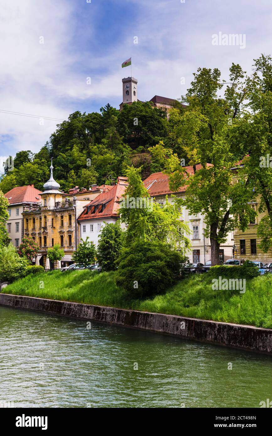 Ljubljana Castle (Ljubljanski Grad) rising up above the Ljubljanica River, Ljubljana, Slovenia, Europe Stock Photo
