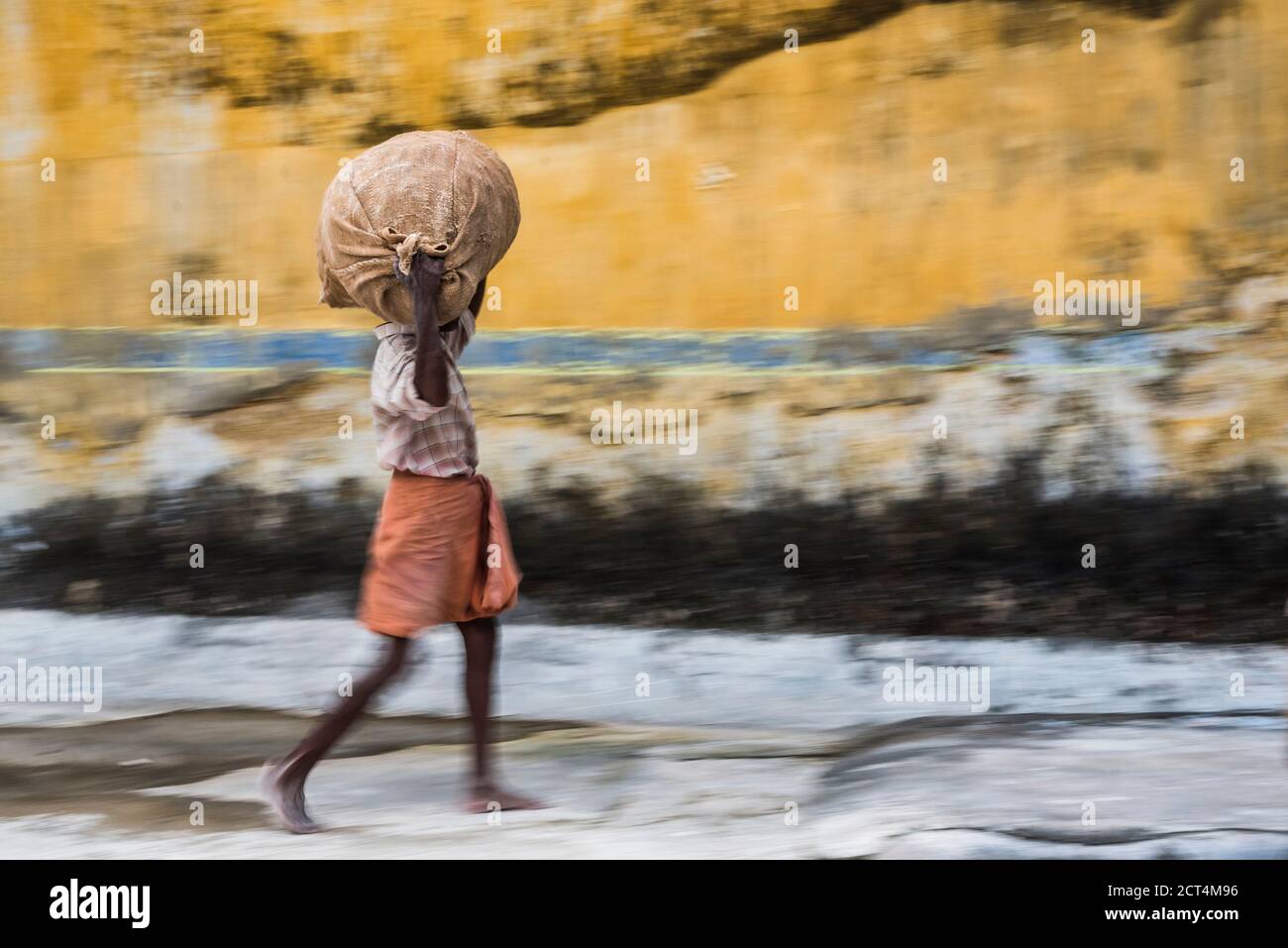 Sorting ginger at a market in Fort Kochi (Cochin), Kerala, India Stock