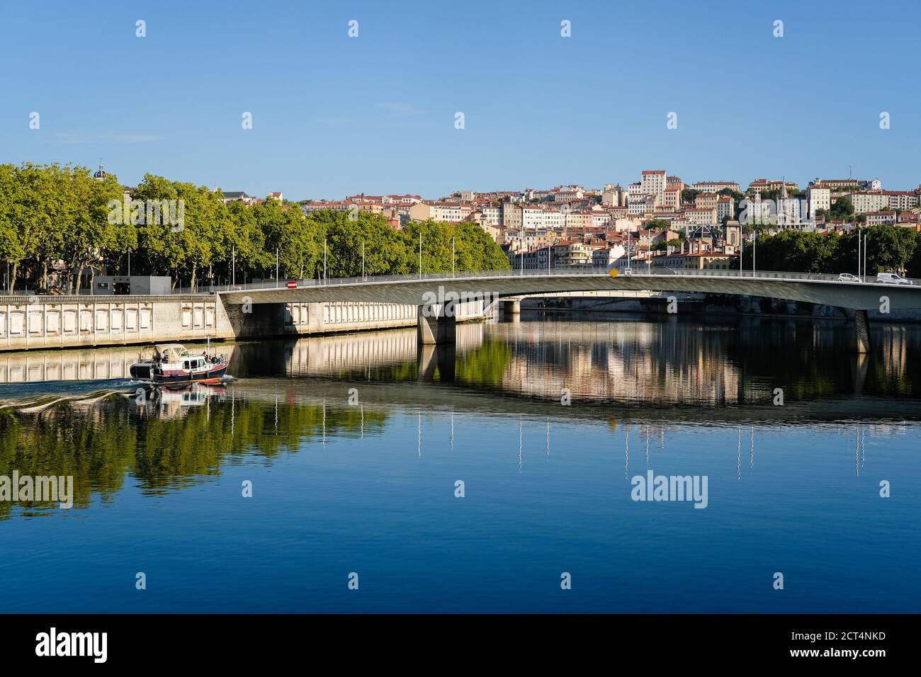 On 10/09/2020, Lyon, Auvergne-Rhône-Alpes, France. View of the Saône and the Croix-rousse district. A boat goes up the Saône. Stock Photo