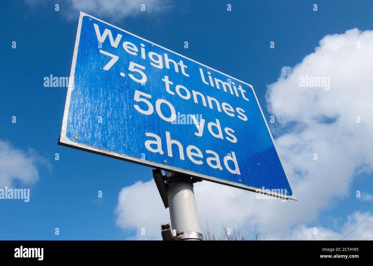 Road sign indicating that there is a weight limit of 7.5 tonnes 50 yards ahead. 11 April 2013. Photo: Neil Turner Stock Photo