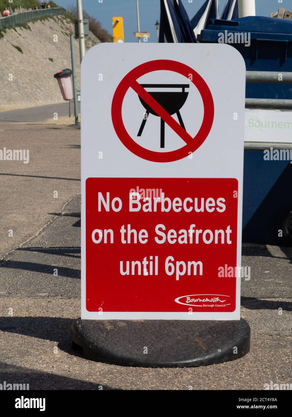 A sign on the promenade at Fisherman’s Walk in Bournemouth saying No Barbecues on the seafront until 6pm. 23 April 2013. Photo: Neil Turner Stock Photo