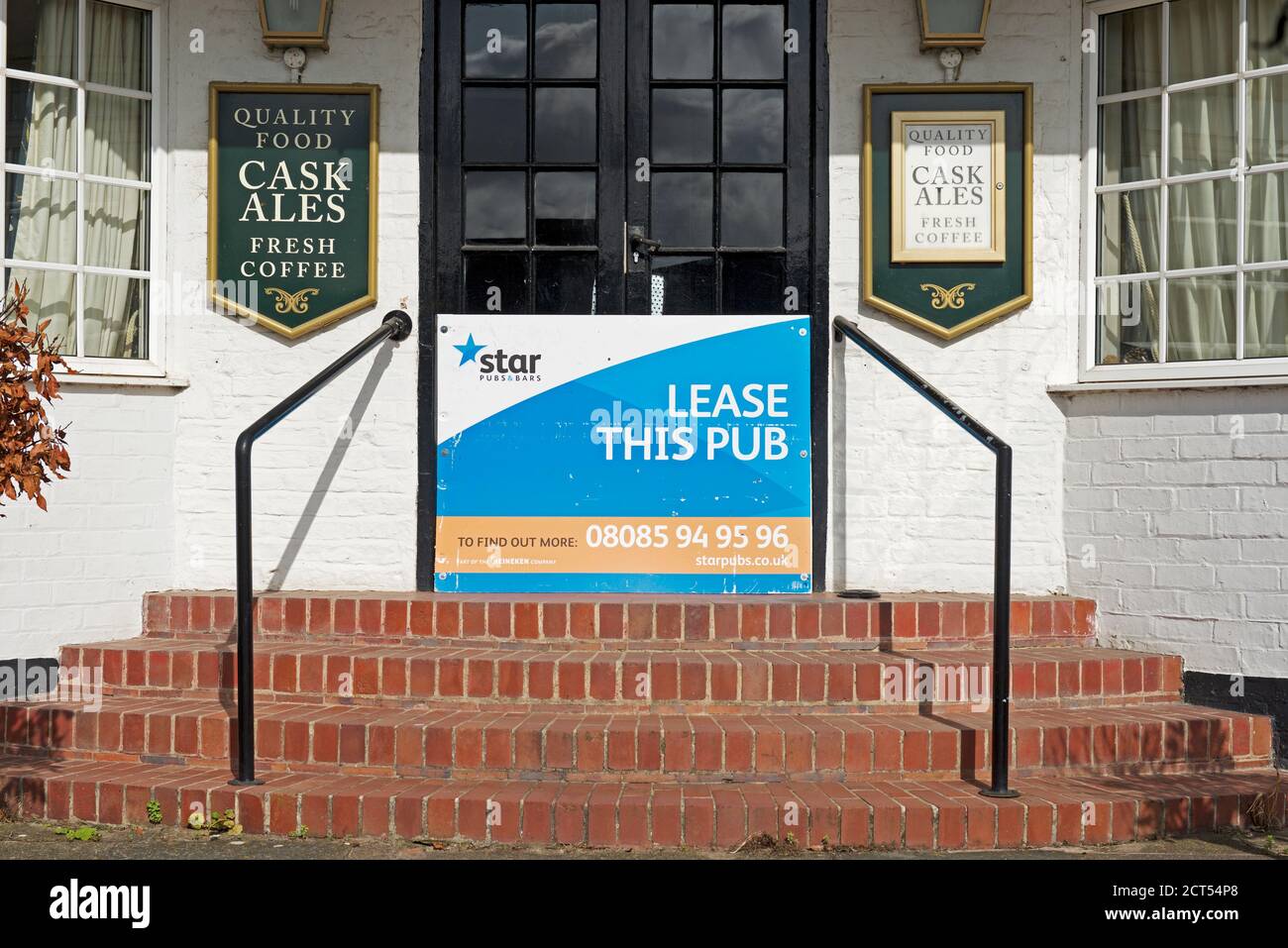Banner - LEASE THIS PUB - across the doorways of the village pub, now empty, in Etton, East Yorkshire, England UK Stock Photo