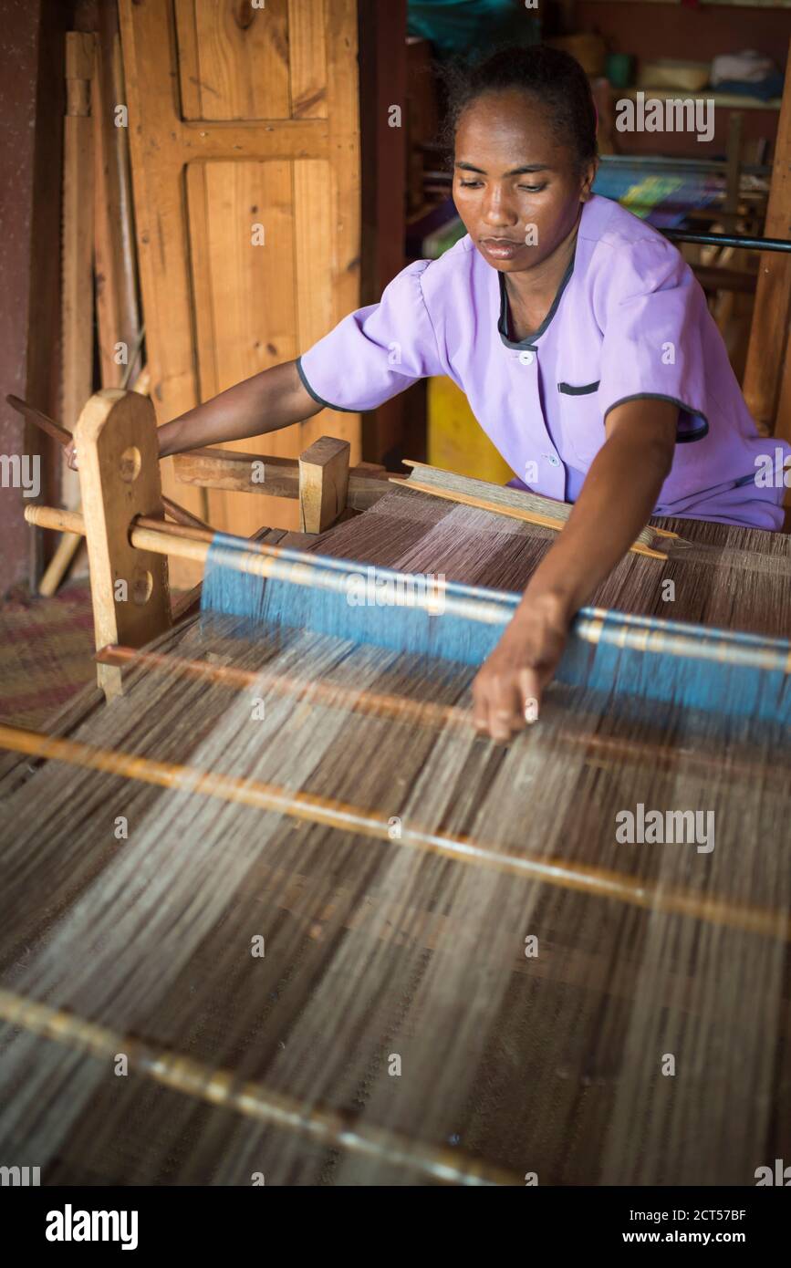 African weaving loom hires stock photography and images Alamy