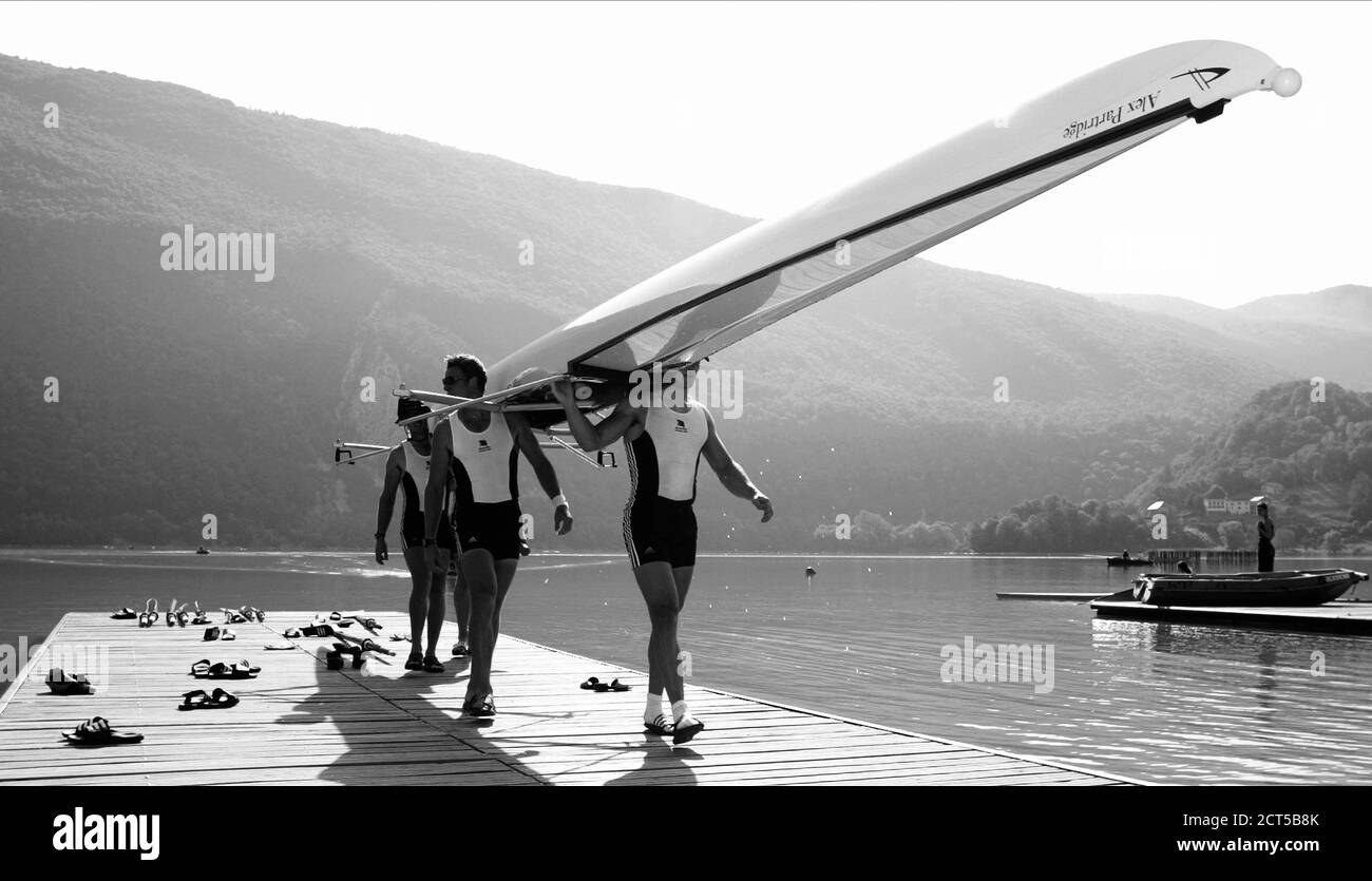 THE GREAT BRITAIN MENS COXLESS FOUR FINISH THEIR PRACTICE SESSION ON LAKE AIGUEBELETTE IN FRANCE. PICTURE CREDIT : © MARK PAIN / ALAMY STOCK PHOTO Stock Photo