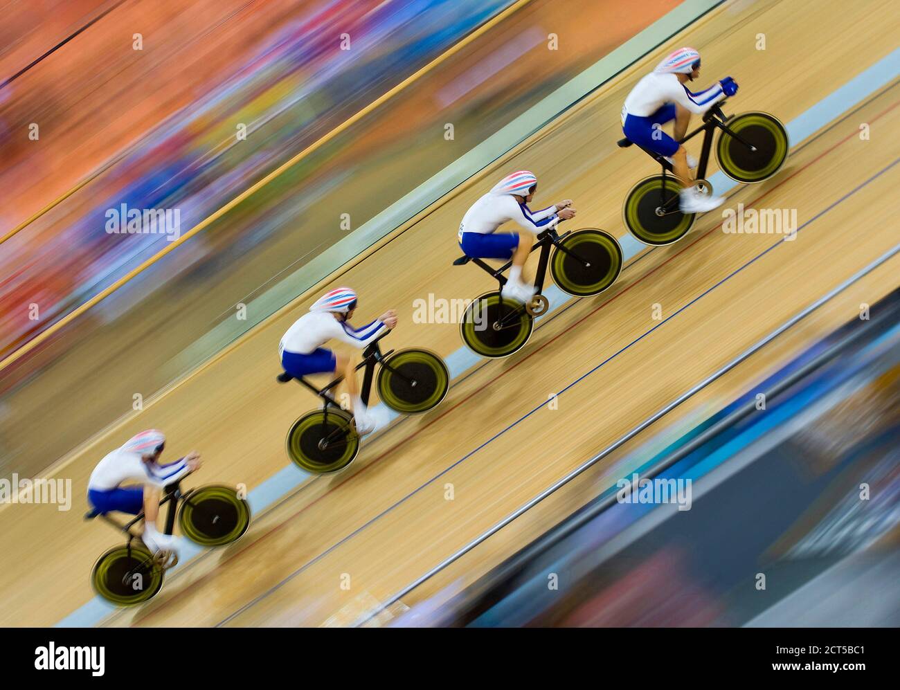 THE MENS TEAM PURSUIT CYCLISTS OF GREAT BRITAIN BREAK THE WORLD RECORD. LONDON 2012 OLYMPICS. PICTURE CREDIT : Ì MARK PAIN / ALAMY Stock Photo