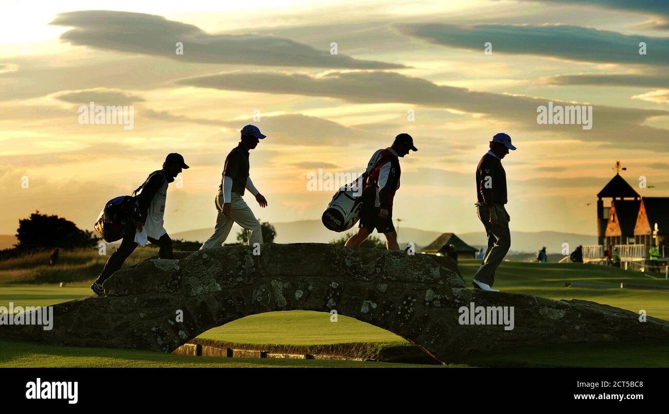 GOLFERS LEE WESTWOOD AND PAUL CASEY WALK OVER THE SWILCAN BRIDGE AT DUSK. THE OPEN, ST.ANDREWS 2010. PICTURE CREDIT : © MARK PAIN / ALAMY STOCK IMAGE Stock Photo
